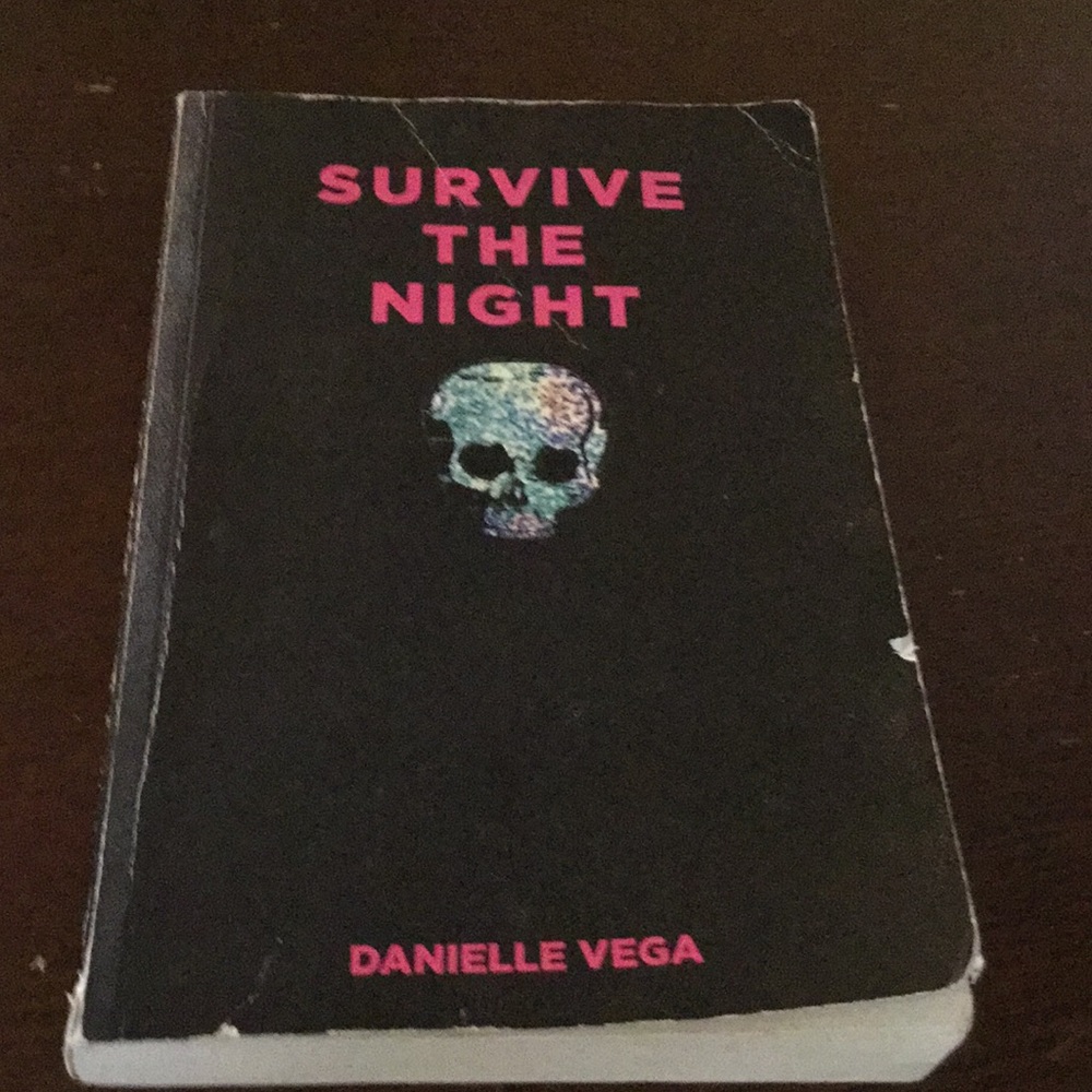 Horror book: Survive the night by Danielle Vega